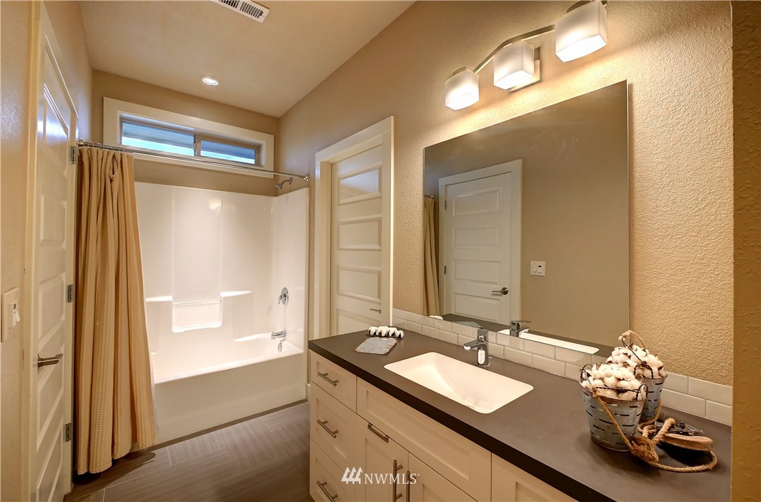81 Jaquish Road Omak, WA 98841 - Photo 33 of 40 a bathroom with a granite countertop sink and a mirror