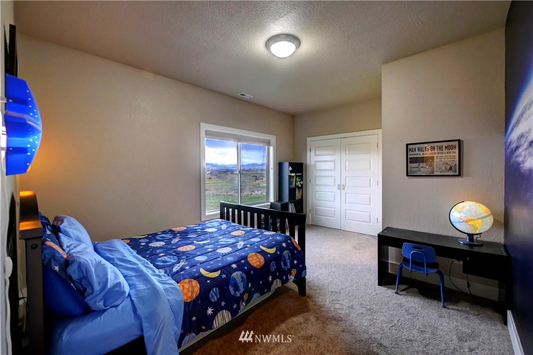 81 Jaquish Road Omak, WA 98841 - Photo 34 of 40 a bedroom with a bed and dresser