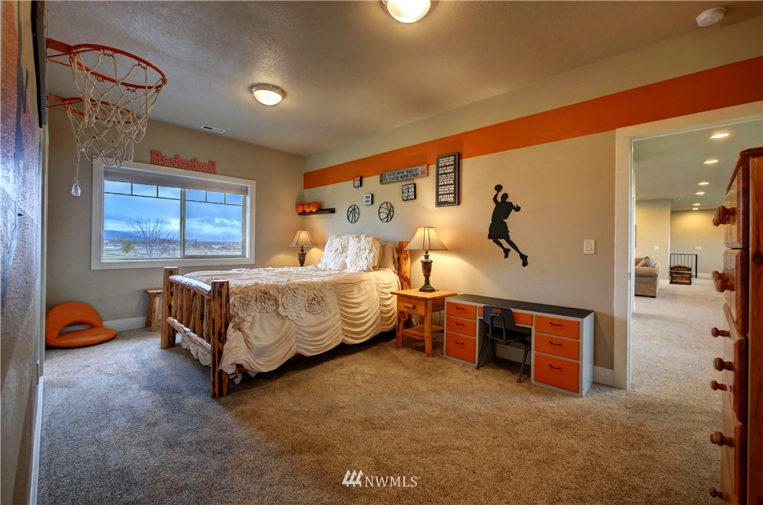 81 Jaquish Road Omak, WA 98841 - Photo 37 of 40 a bed room with a bed and a couch