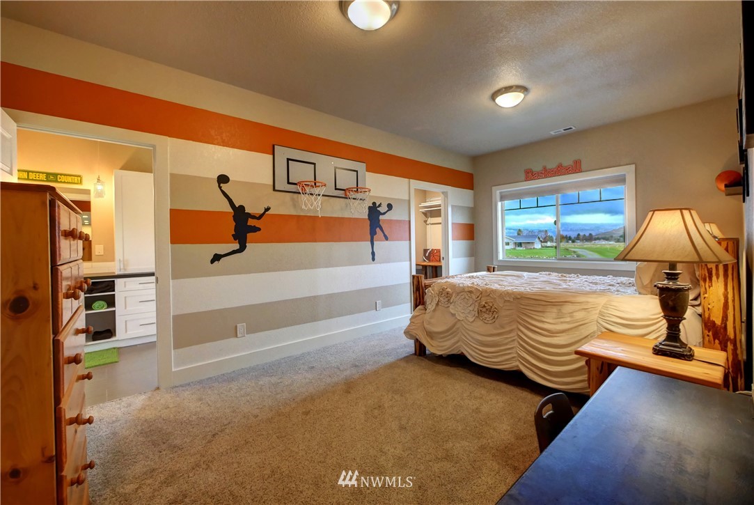 81 Jaquish Road Omak, WA 98841 - Photo 38 of 40 a bedroom with a bed and wooden floor