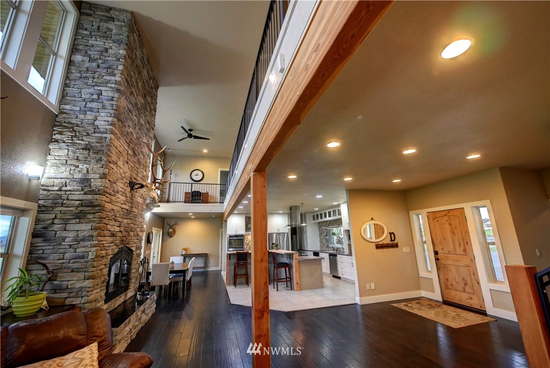 81 Jaquish Road Omak, WA 98841 - Photo 4 of 40 a hallway with wooden floor