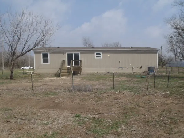 a view of a house with backyard
