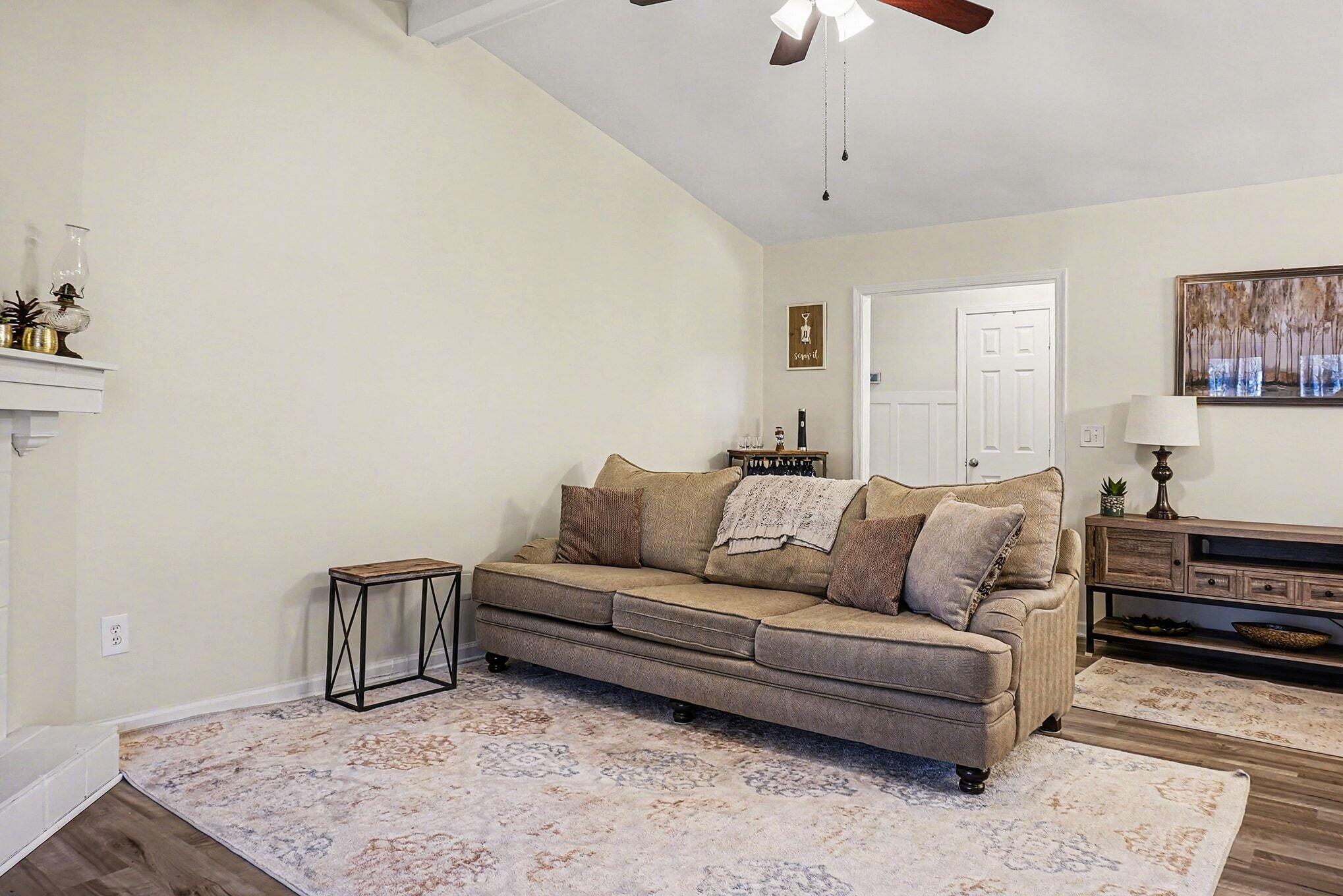 451 Longleaf Drive Summerville, SC 29483 - Photo 8 of 32 Living Room