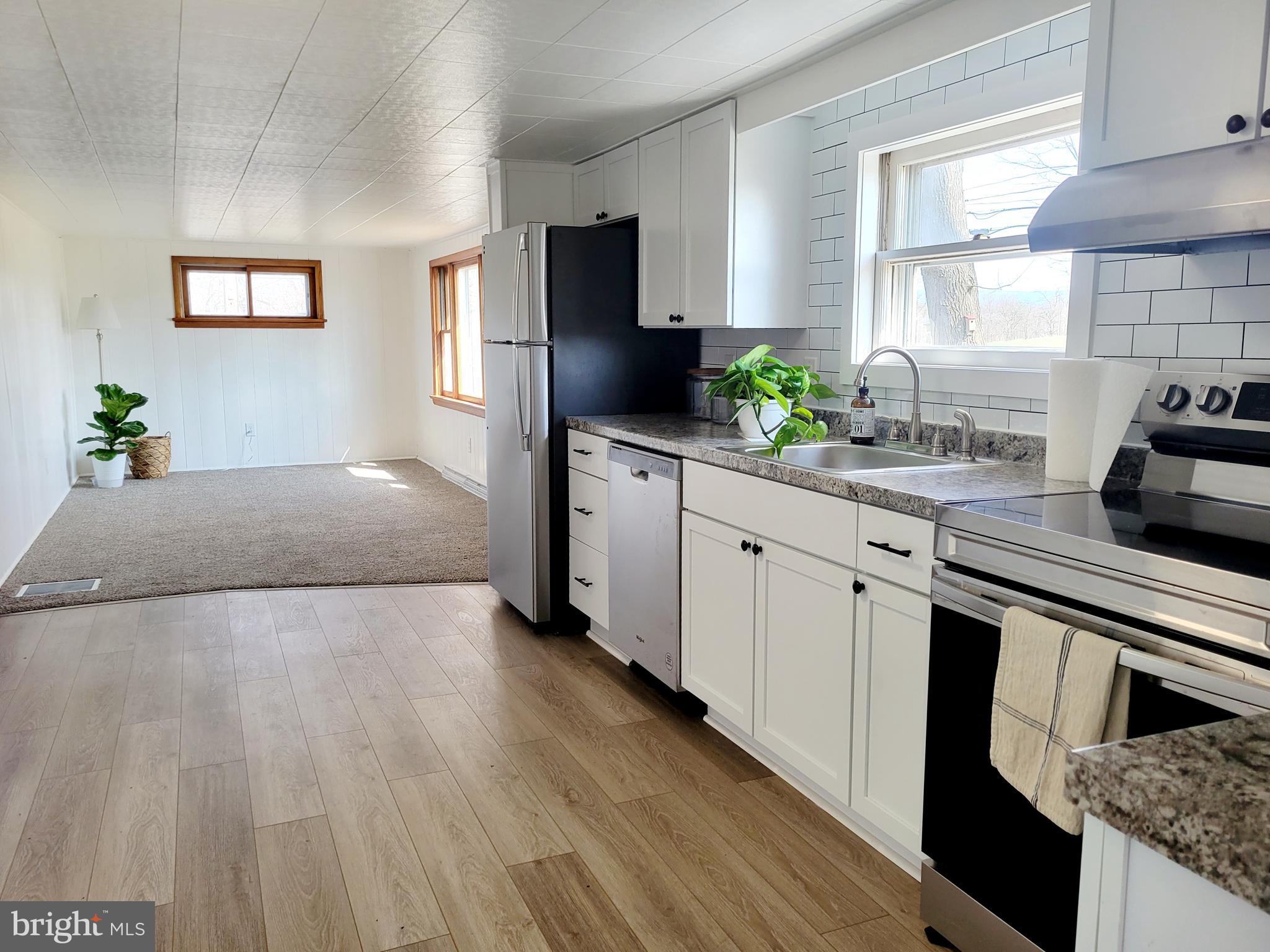 11838 Kieffer Funk Road Hagerstown, MD 21742 - Photo 9 of 34 Kitchen & Living Room