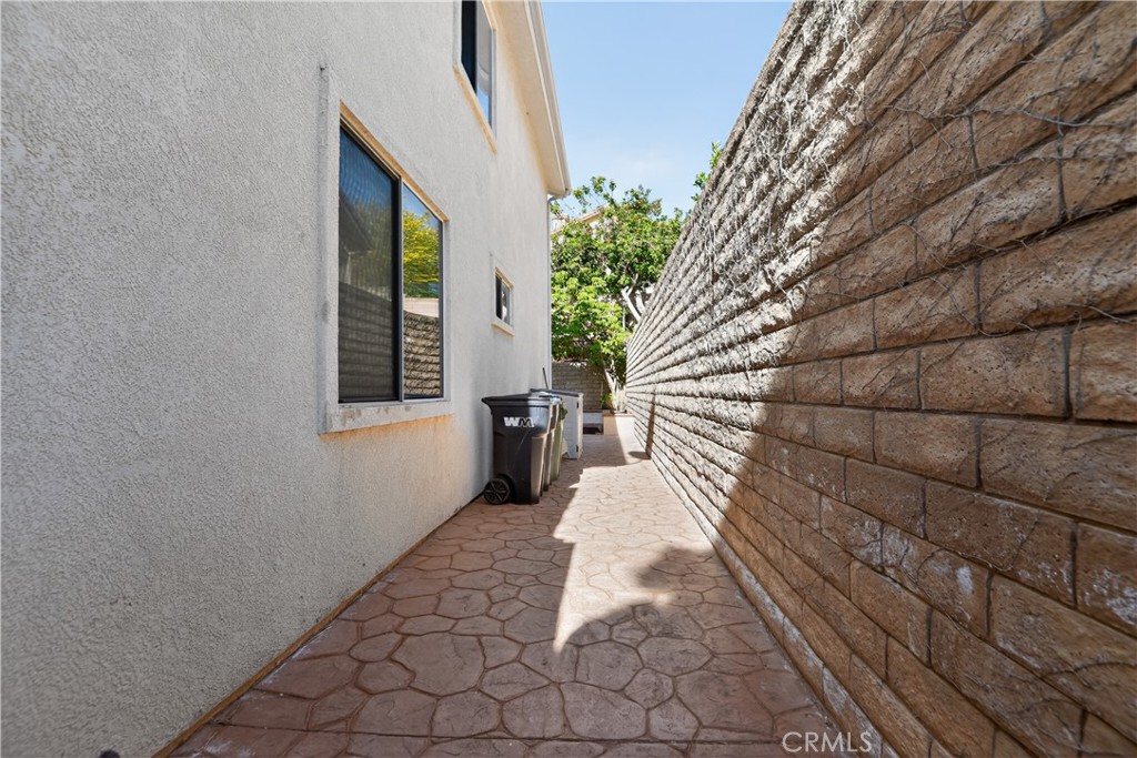 2621 Fallen Leaf Court Simi Valley, CA 93063 - Photo 10 of 58 a view of a corridor