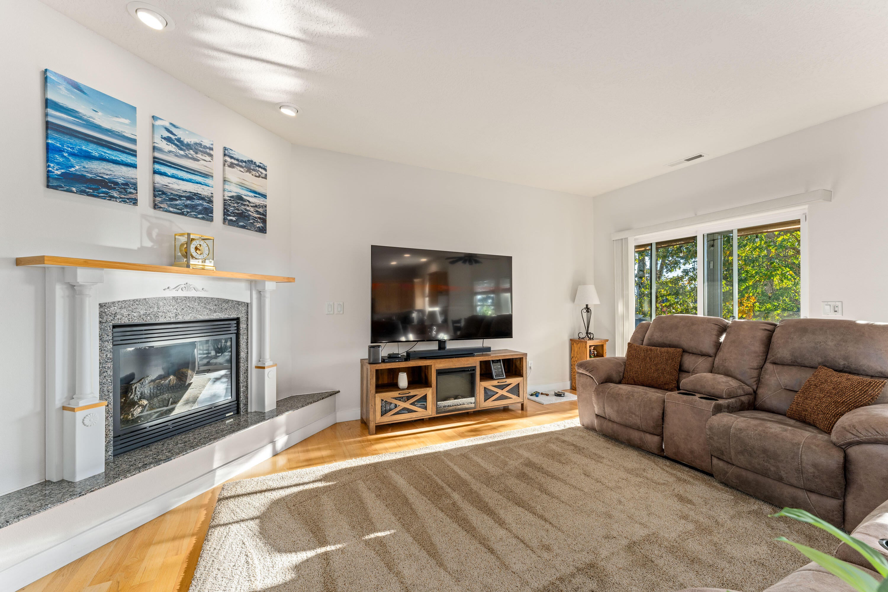223 Ridgeway Avenue Central Point, OR 97502 - Photo 9 of 36 Family Room