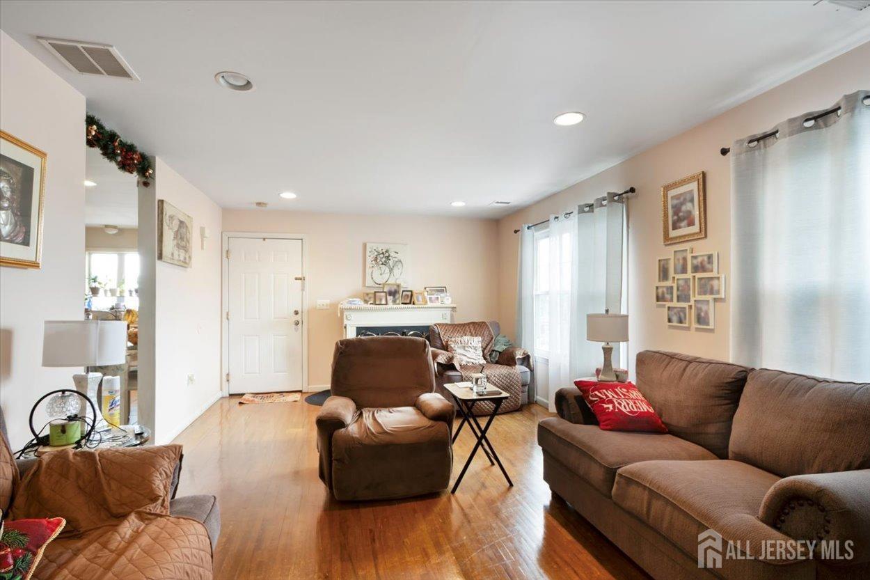 314 Goodwin Street Perth Amboy, NJ 08861 - Photo 3 of 26