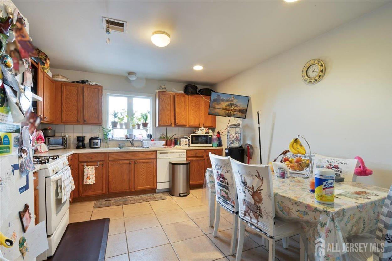 314 Goodwin Street Perth Amboy, NJ 08861 - Photo 4 of 26