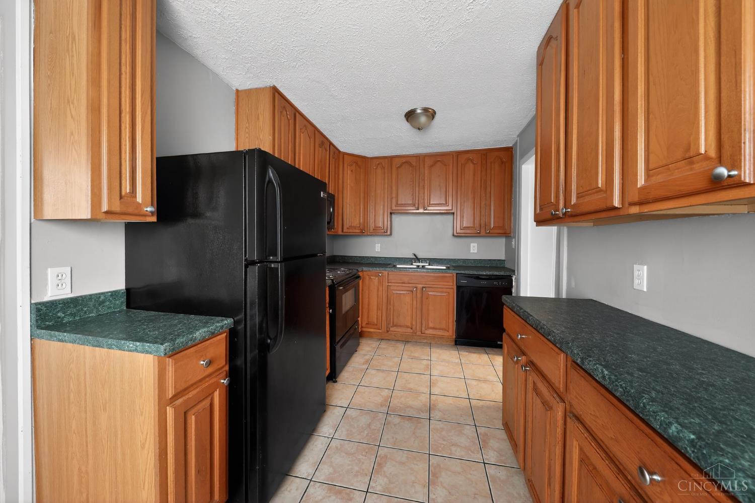 8634 Daly Road Cincinnati, OH 45231 - Photo 8 of 34