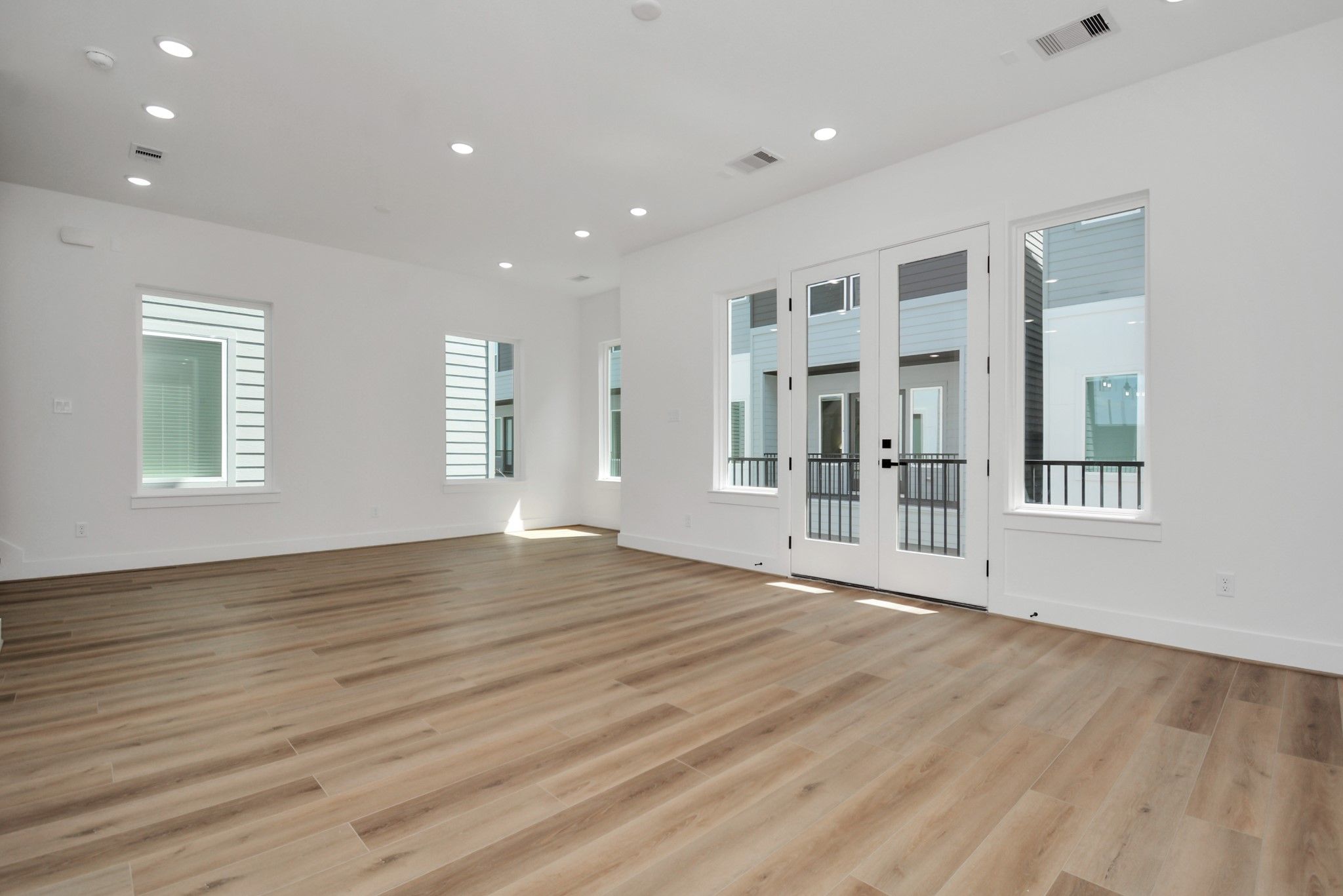 3036 Live Oak Street Houston, TX 77004 - Photo 12 of 35 Photos are of a neighboring home with the same floor plan and similar finishes.