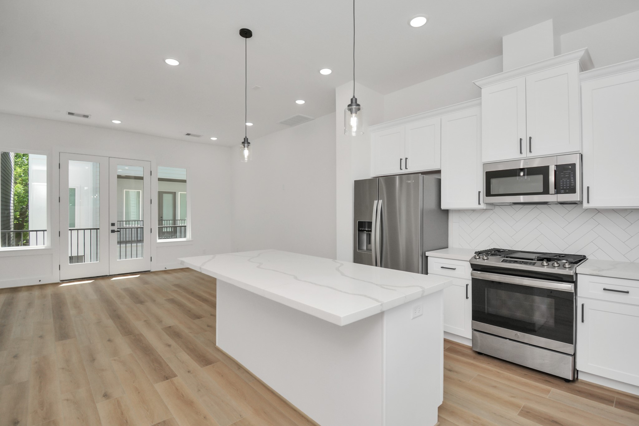 3036 Live Oak Street Houston, TX 77004 - Photo 15 of 35 Photos are of a neighboring home with the same floor plan and similar finishes.