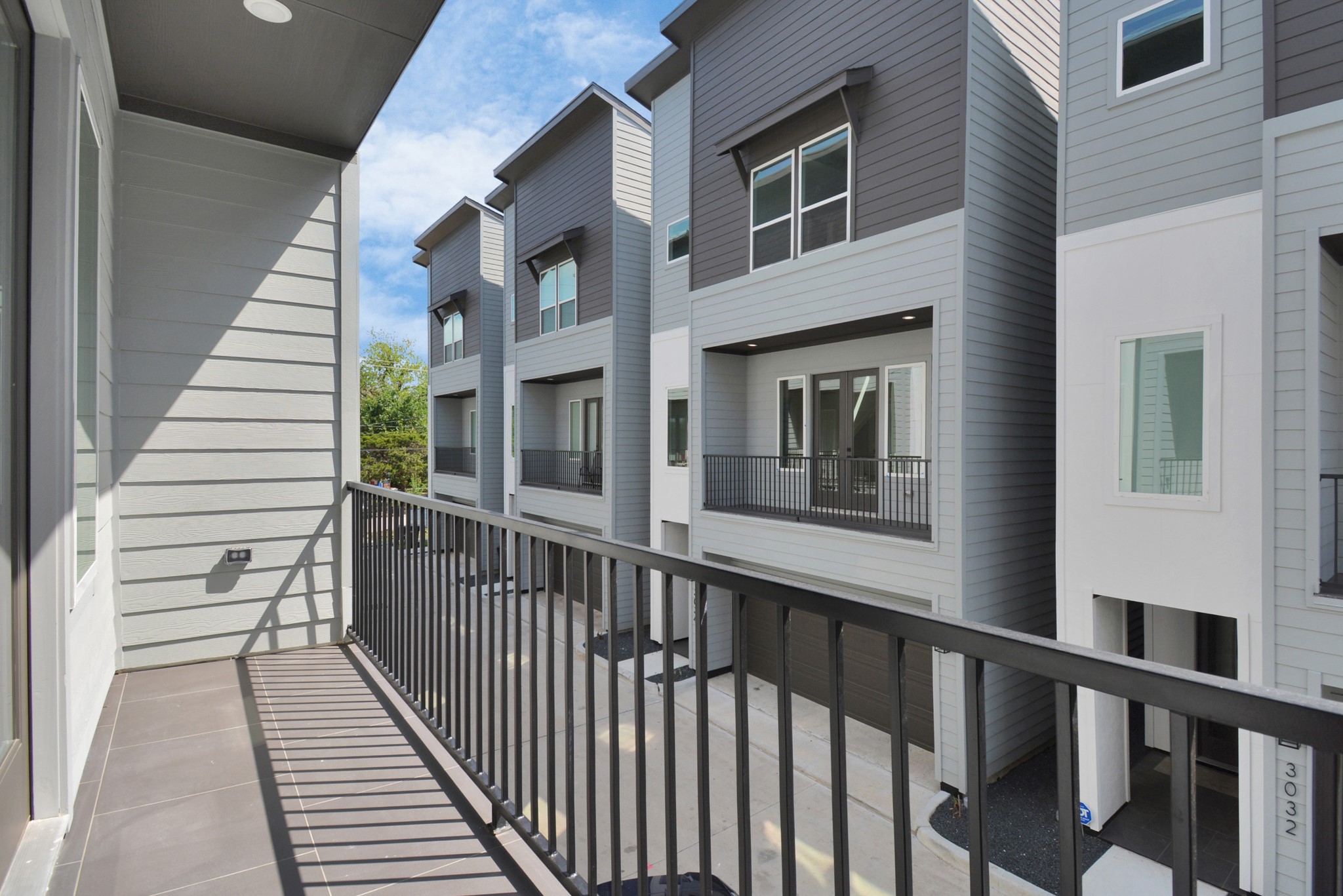 3036 Live Oak Street Houston, TX 77004 - Photo 32 of 35 Photos are of a neighboring home with the same floor plan and similar finishes.