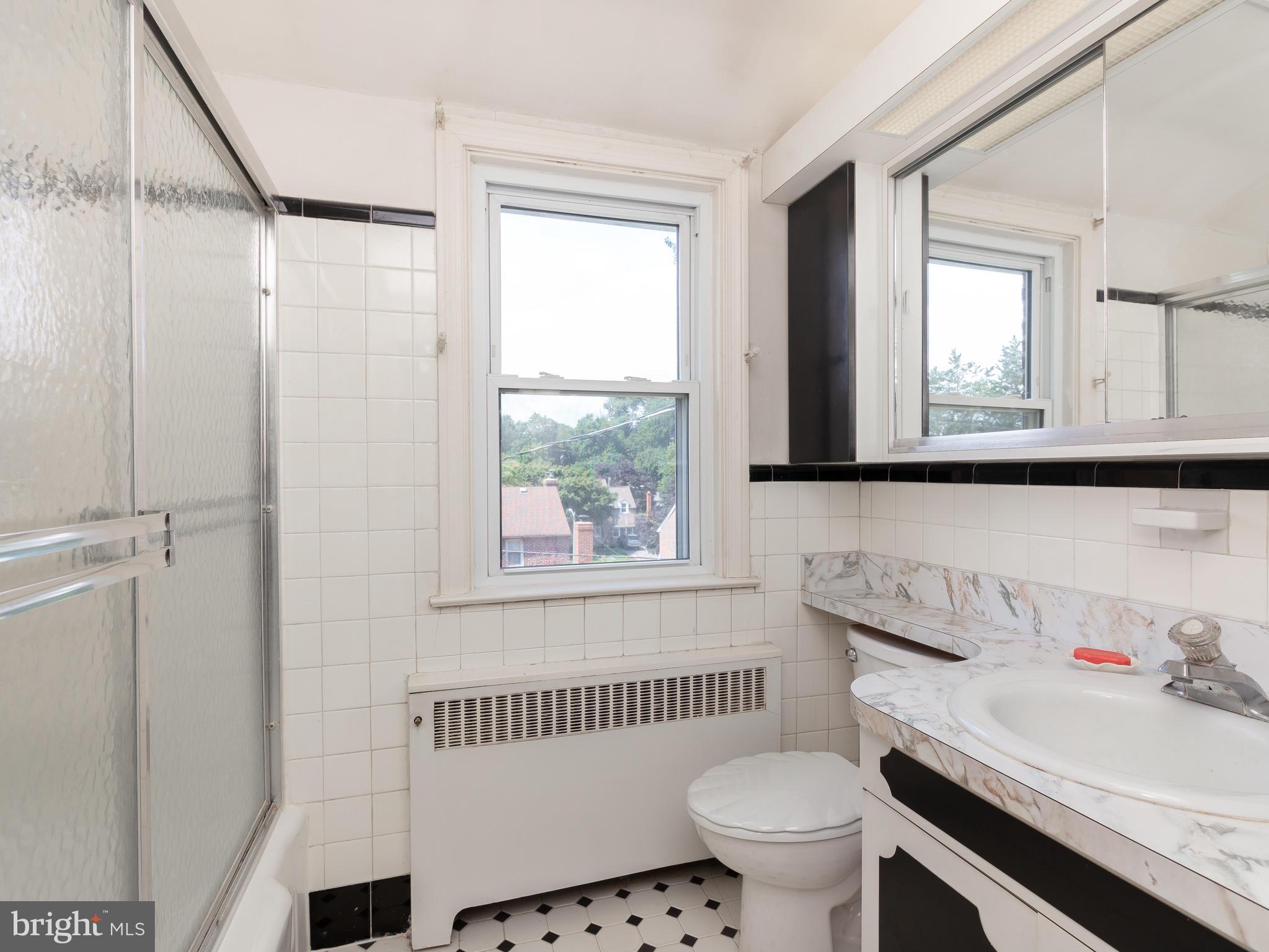 177 Friendship Road Drexel Hill, PA 19026 - Photo 15 of 20 Full bath - Vintage tile is back in style!