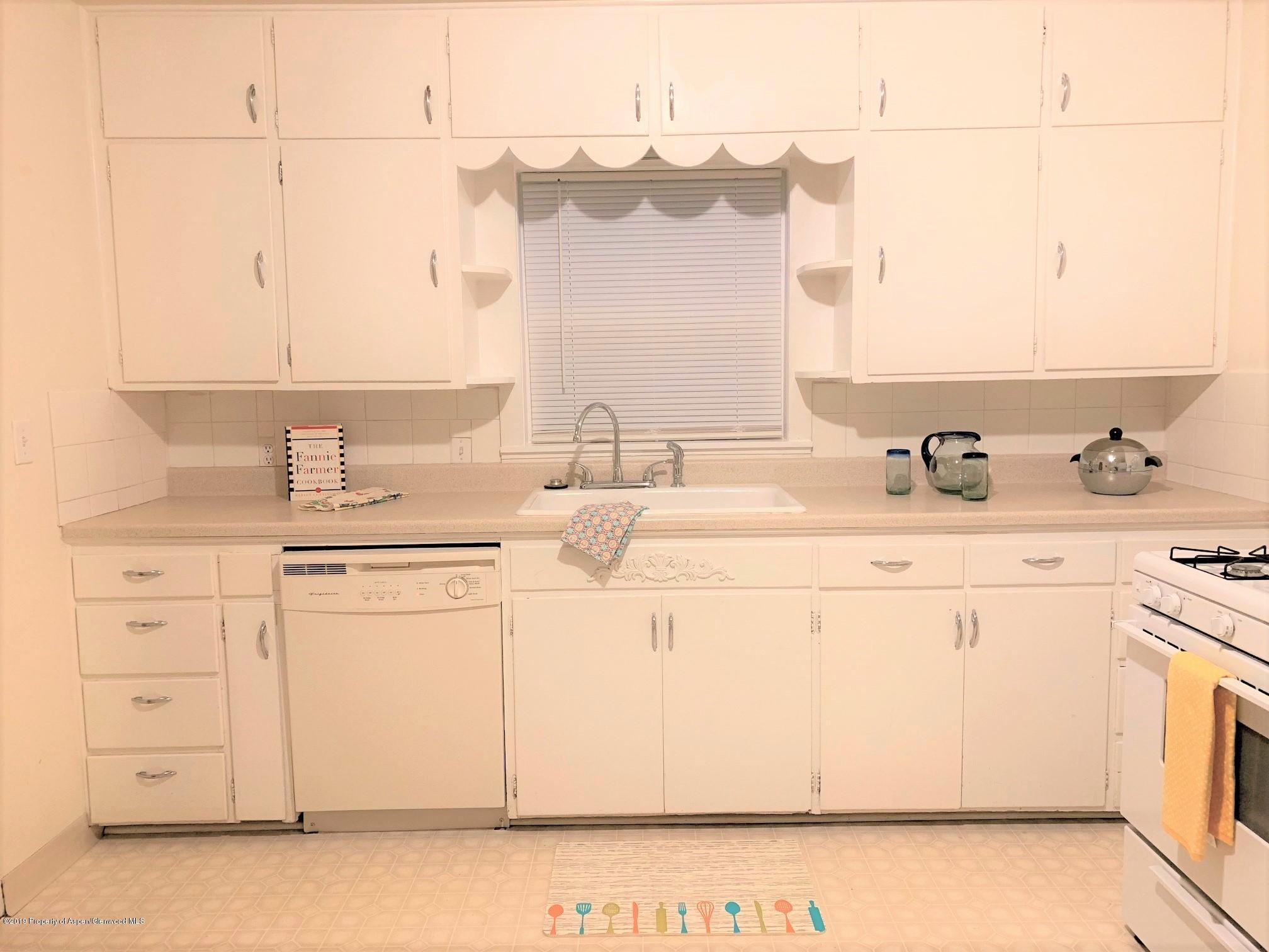 422 East 10th Street Rifle, CO 81650 - Photo 5 of 19 kitchen