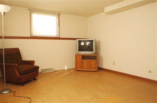 209 Westerfield Road Davenport, IA 52806 - Photo 11 of 12 Gallery Image 11
