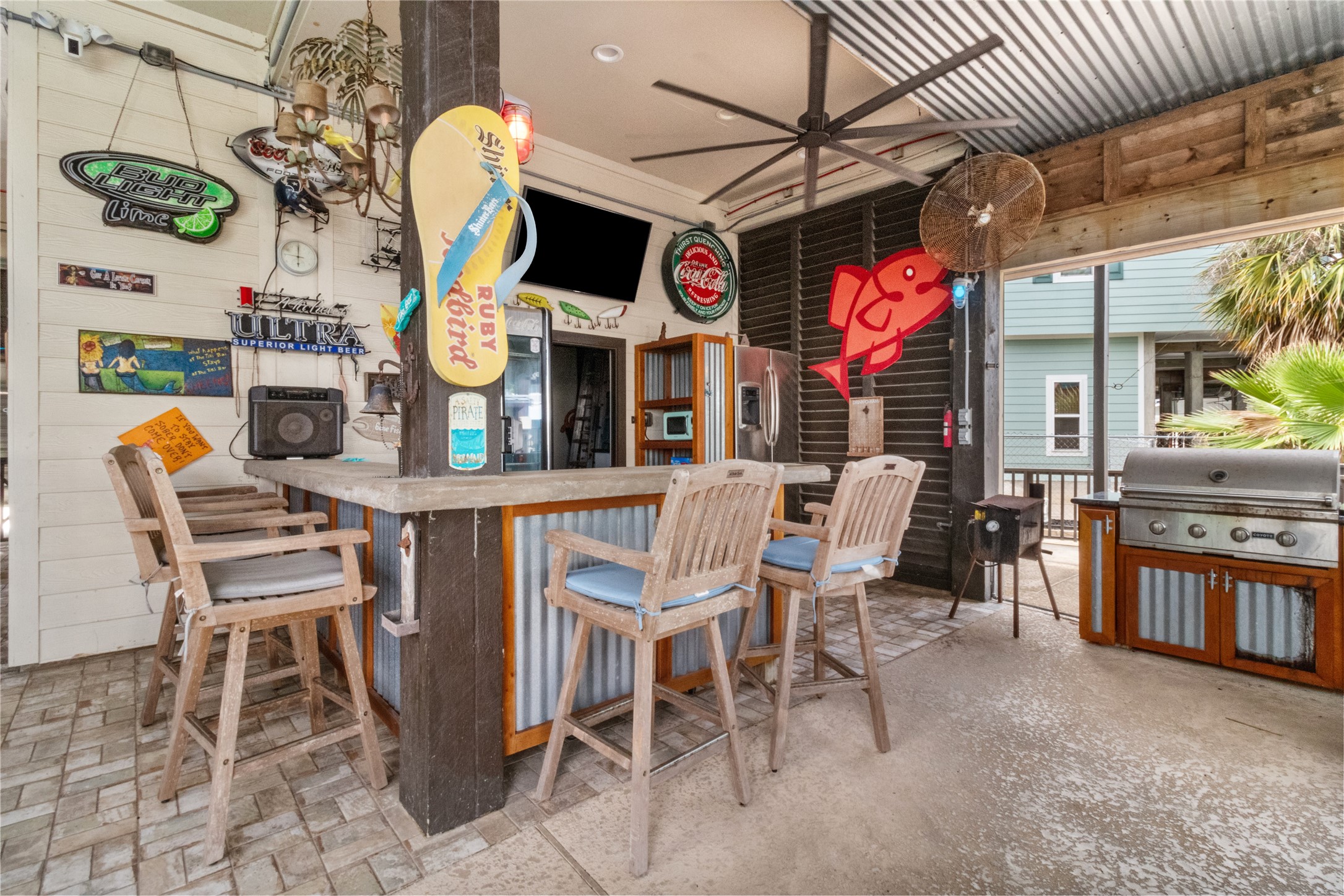 106 Isles End Road Tiki Island, TX 77554 - Photo 25 of 44 a dining space with a table and chairs