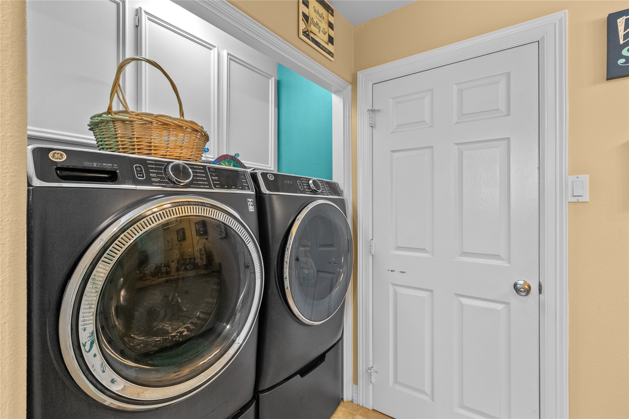 106 Isles End Road Tiki Island, TX 77554 - Photo 7 of 44 a utility room with dryer and washer