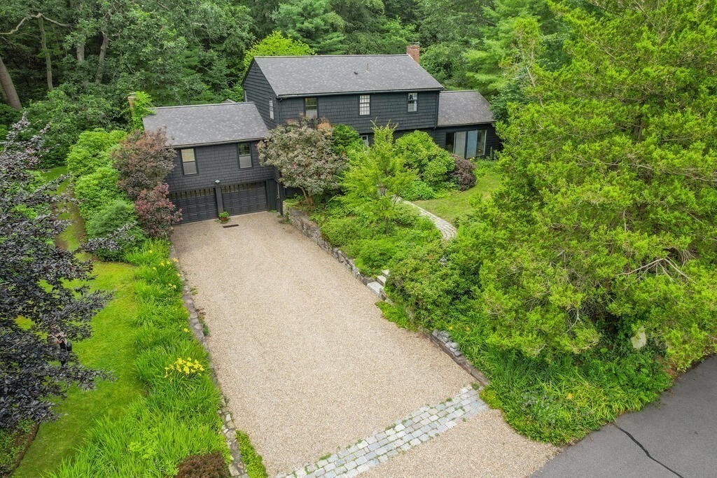 a view of a back yard