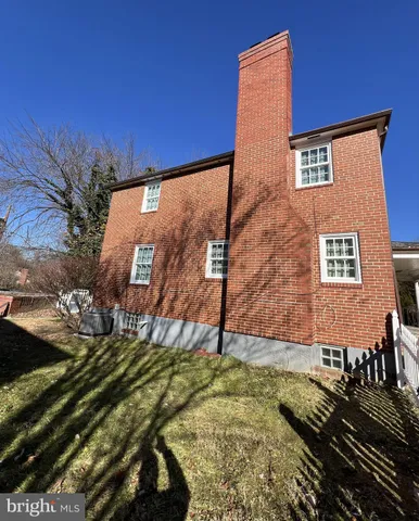 a view of a back yard of the house