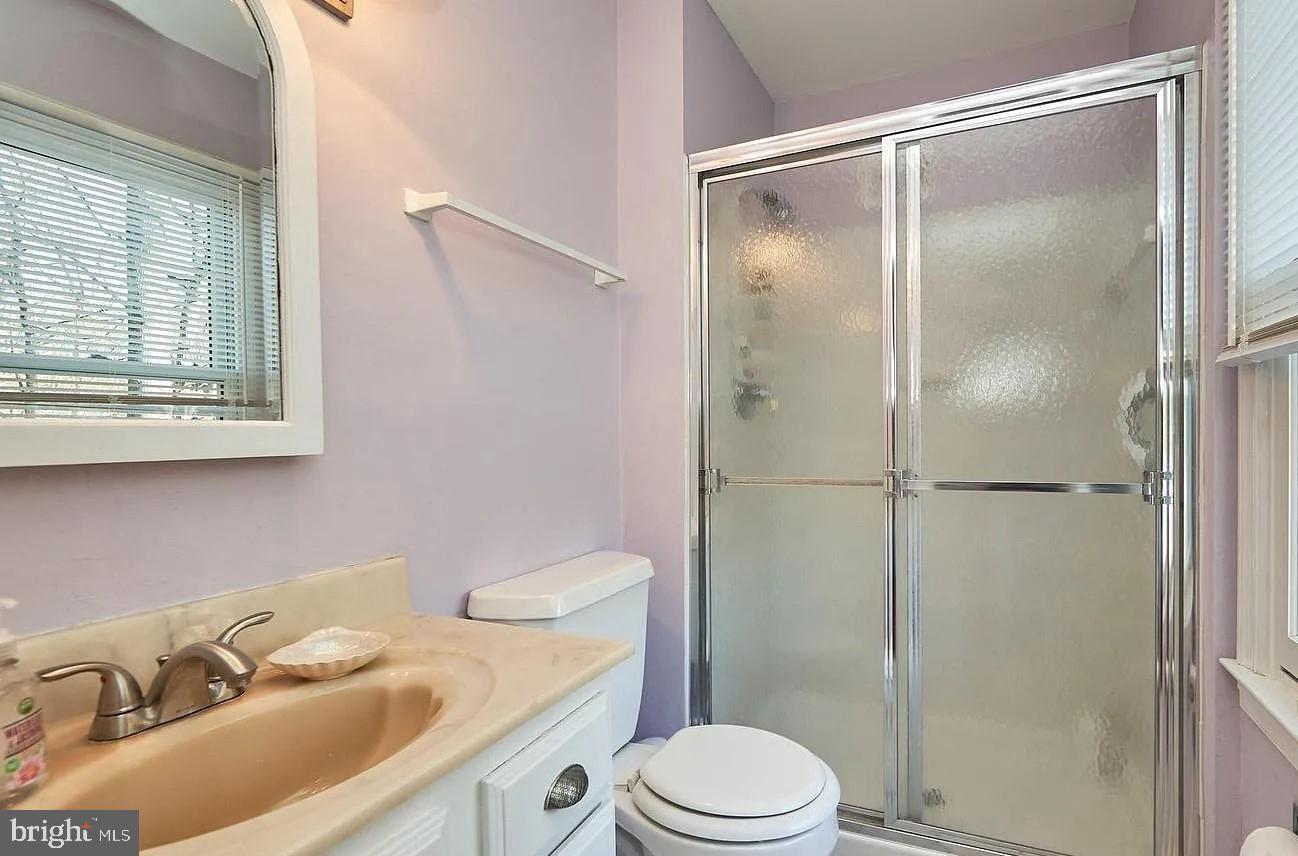 11312 Myrtle Lane Reston, VA 20191 - Photo 13 of 23 Primary bath