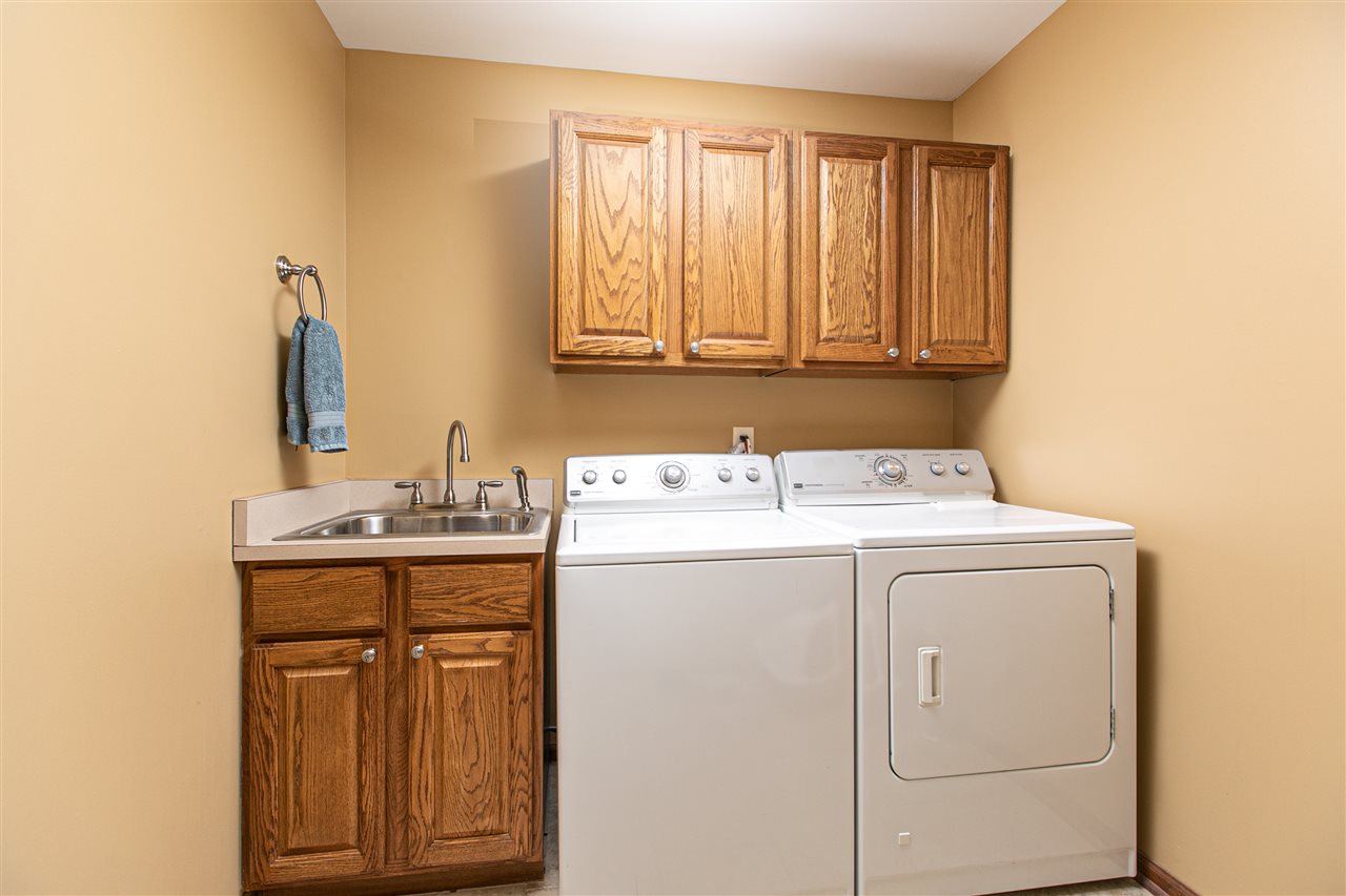 398 Cross Creek Boulevard Rochester, MI 48306 - Photo 19 of 42 50034531-18.JPG