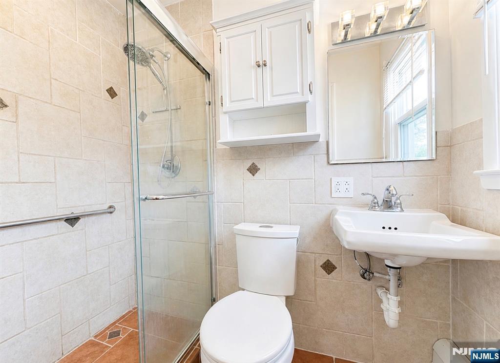 274 Seton Hall Drive Paramus, NJ 07652 - Photo 10 of 26