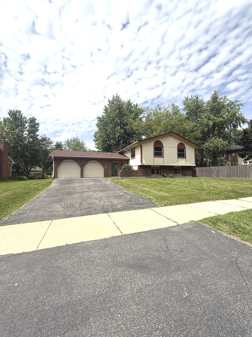 425 Carriage Hill Road Naperville, IL 60565 - Photo 2 of 42