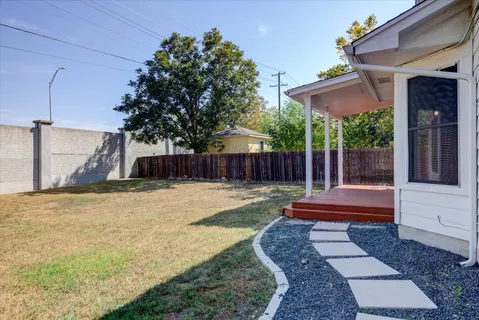 a view of a house with backyard