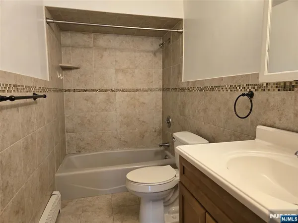 $3,200 | 385 Westervelt Place, Lodi, NJ 07644