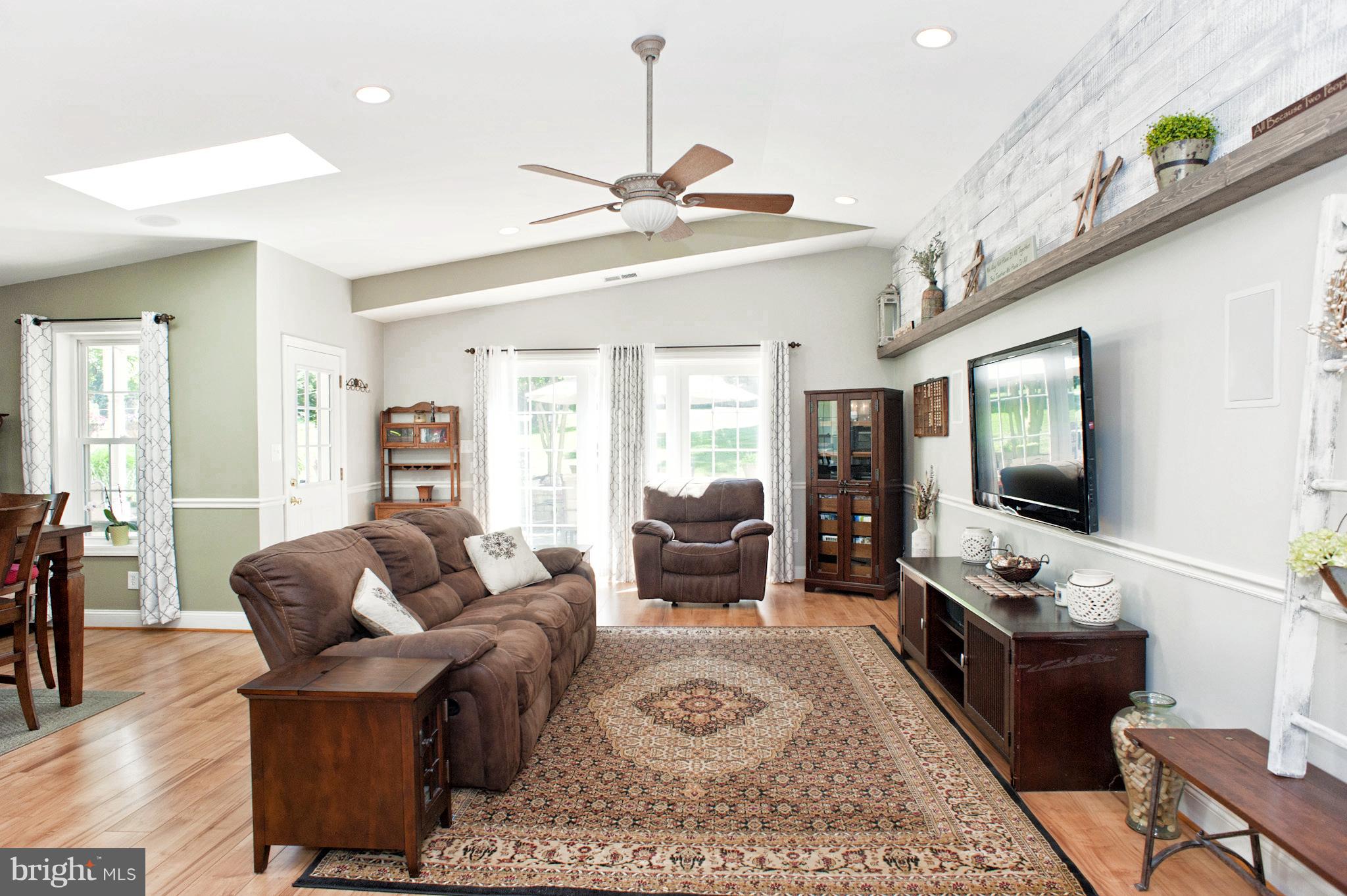 Vaulted Ceiling, Skylight, Recessed Lighting
