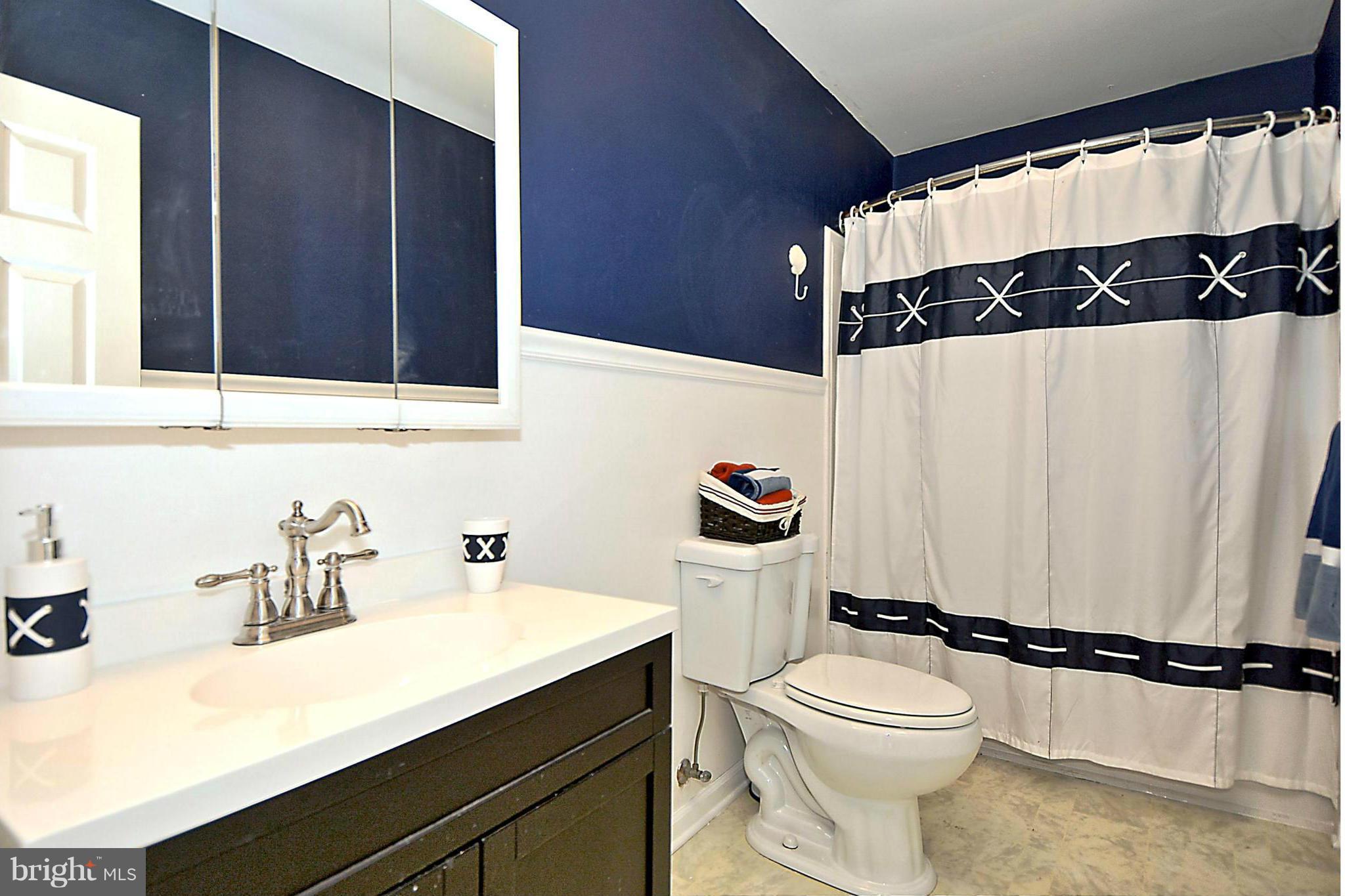 1071 Shore Acres Road Arnold, MD 21012 - Photo 23 of 30 Attractively Appointed / Wainscoted Master Bath