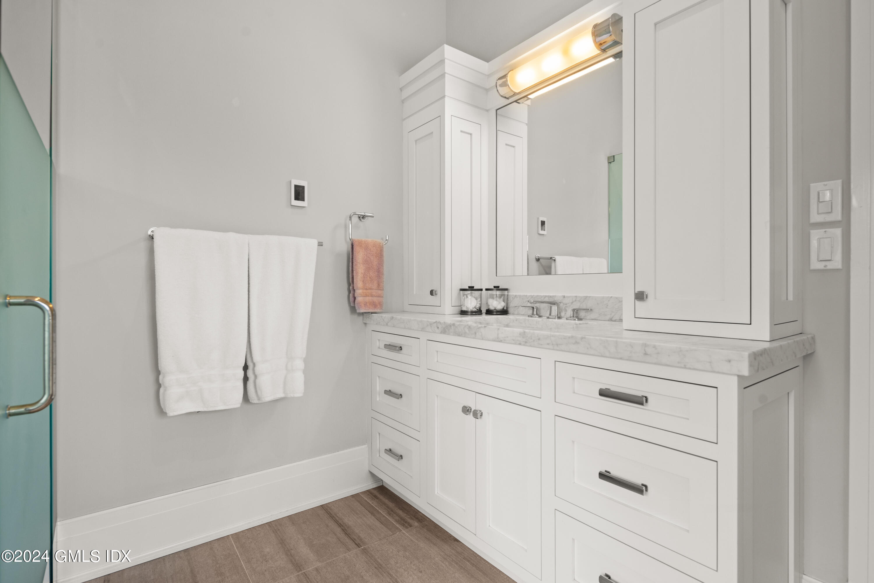 106 Lockwood Road Riverside, CT 06878 - Photo 18 of 38 a bathroom with a sink and a mirror