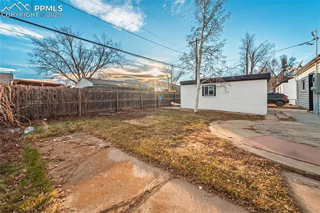 a view of a backyard