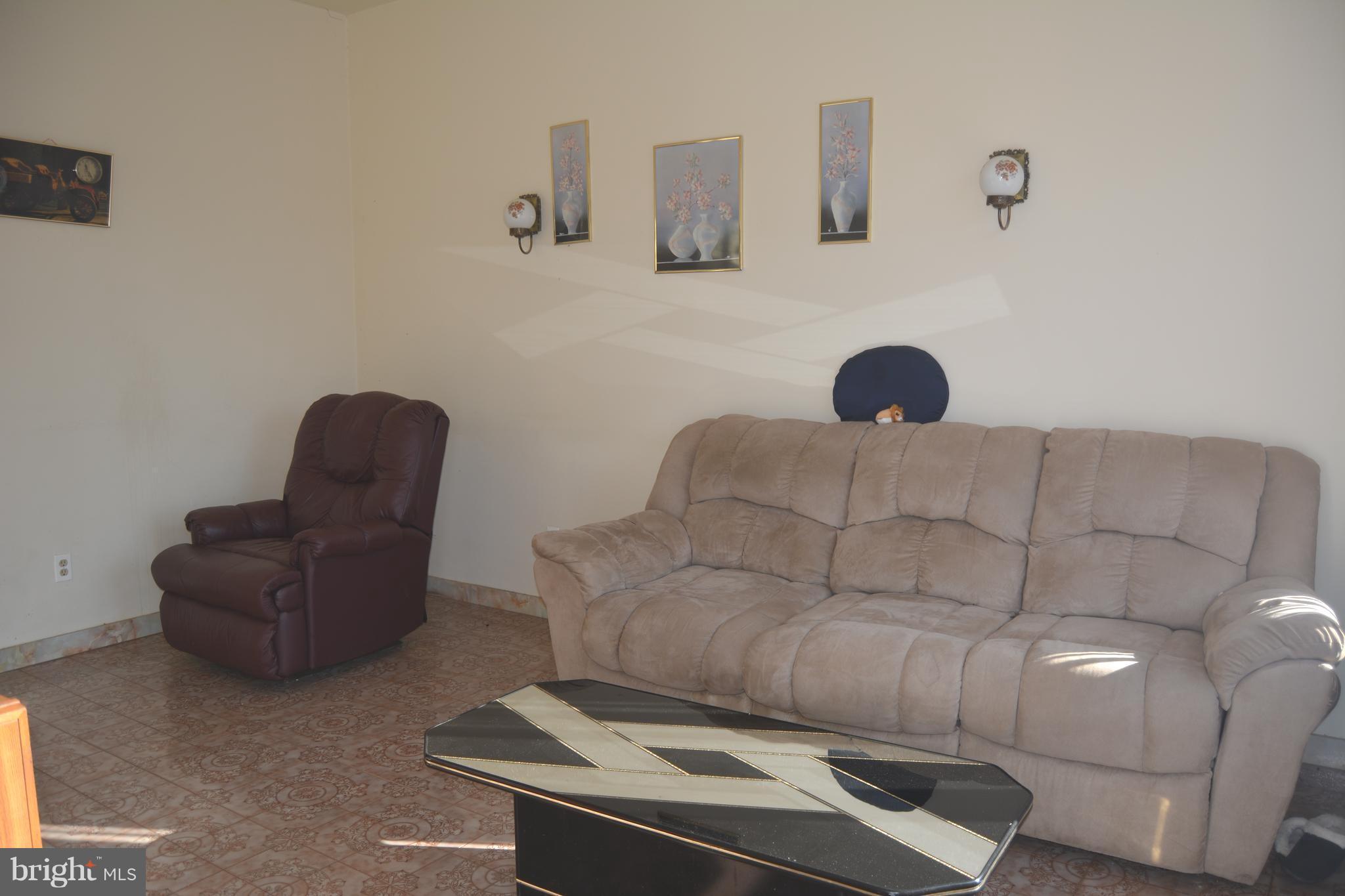 1847 Portship Road Baltimore, MD 21222 - Photo 8 of 18 Living Room