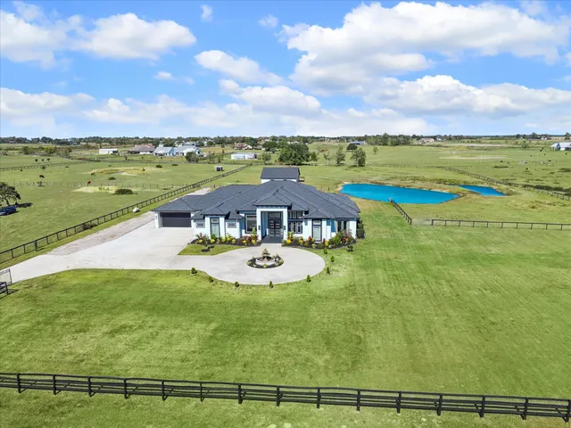 a view of a house with back yard