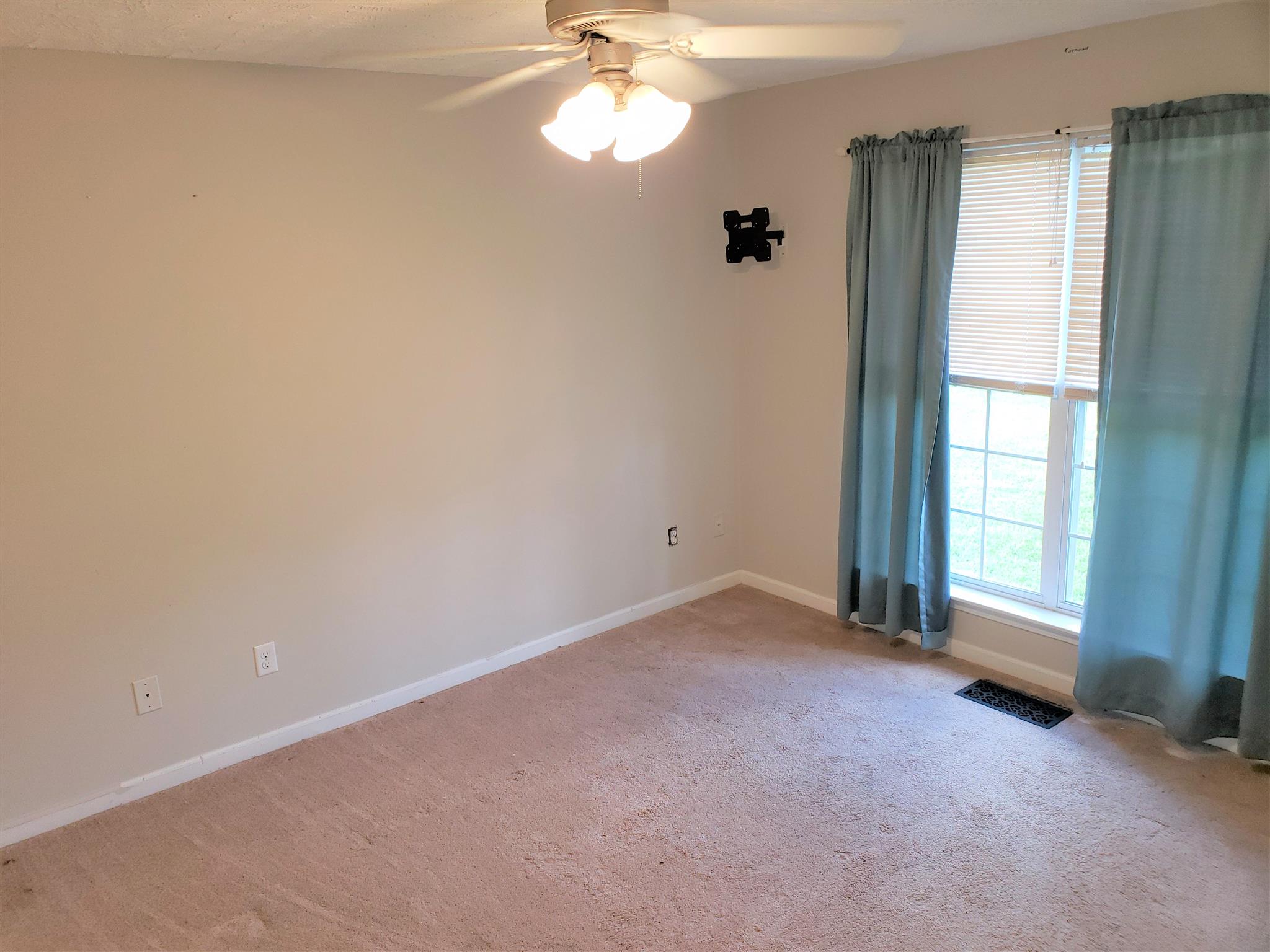 582 Windy Road Mount Juliet, TN 37122 - Photo 10 of 10 an empty room with a window