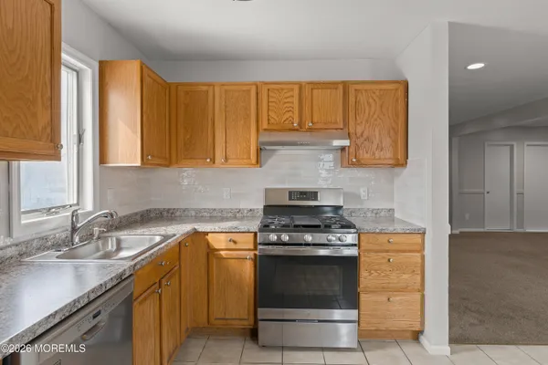 a view of a big room with closet and windows