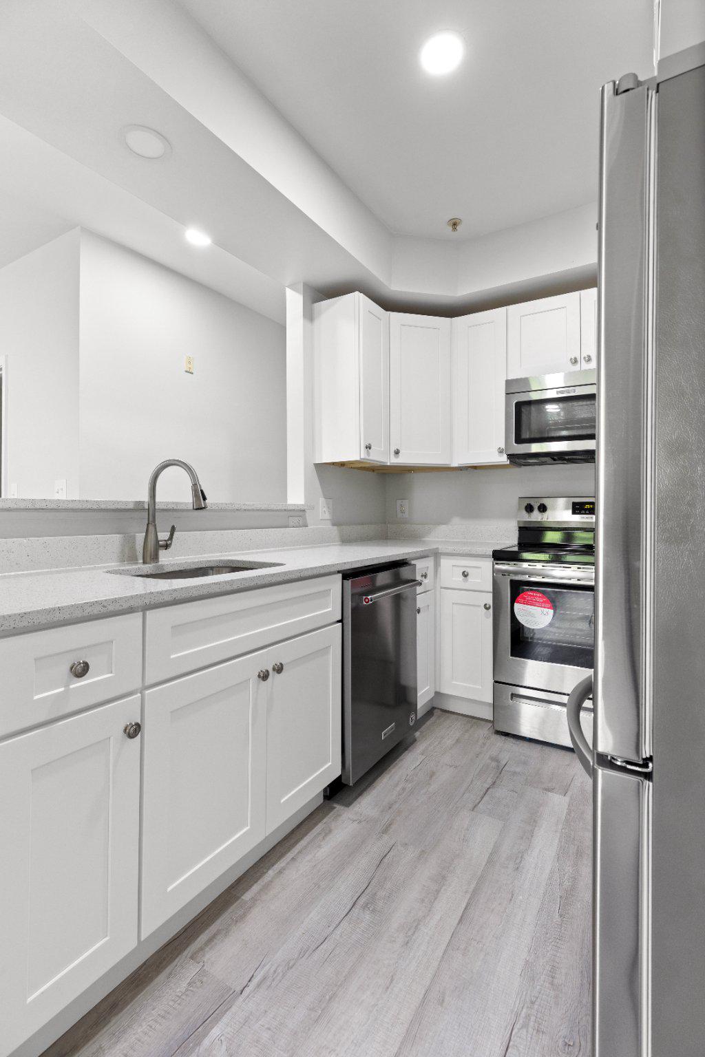 1318 Garden Wall Circle, Unit 213 Reston, VA 20194 - Photo 8 of 22 New, stainless steel appliances