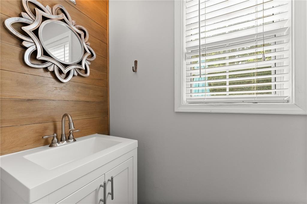 4055 Ivy Run Circle Duluth, GA 30096 - Photo 24 of 55 a bathroom with a sink and mirror