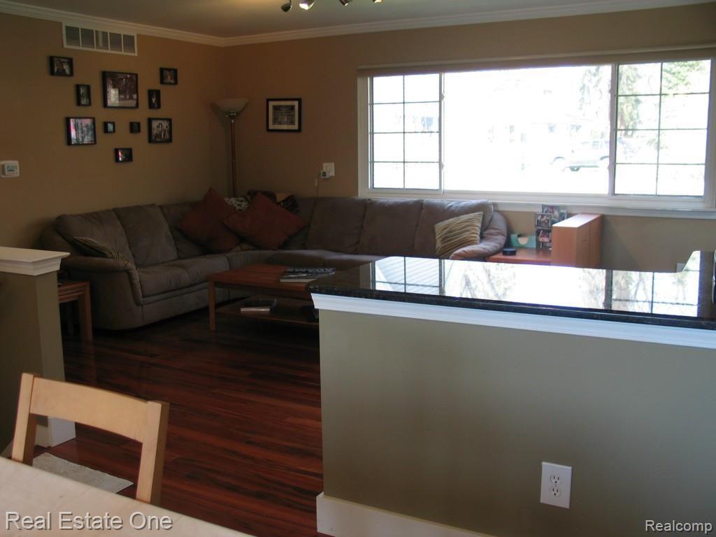 820 Brighton Lake Road Brighton, MI 48116 - Photo 15 of 42 Living room