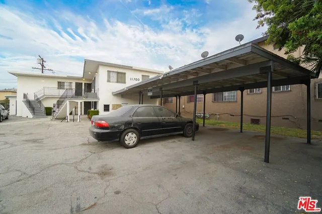 a view of entryway of house
