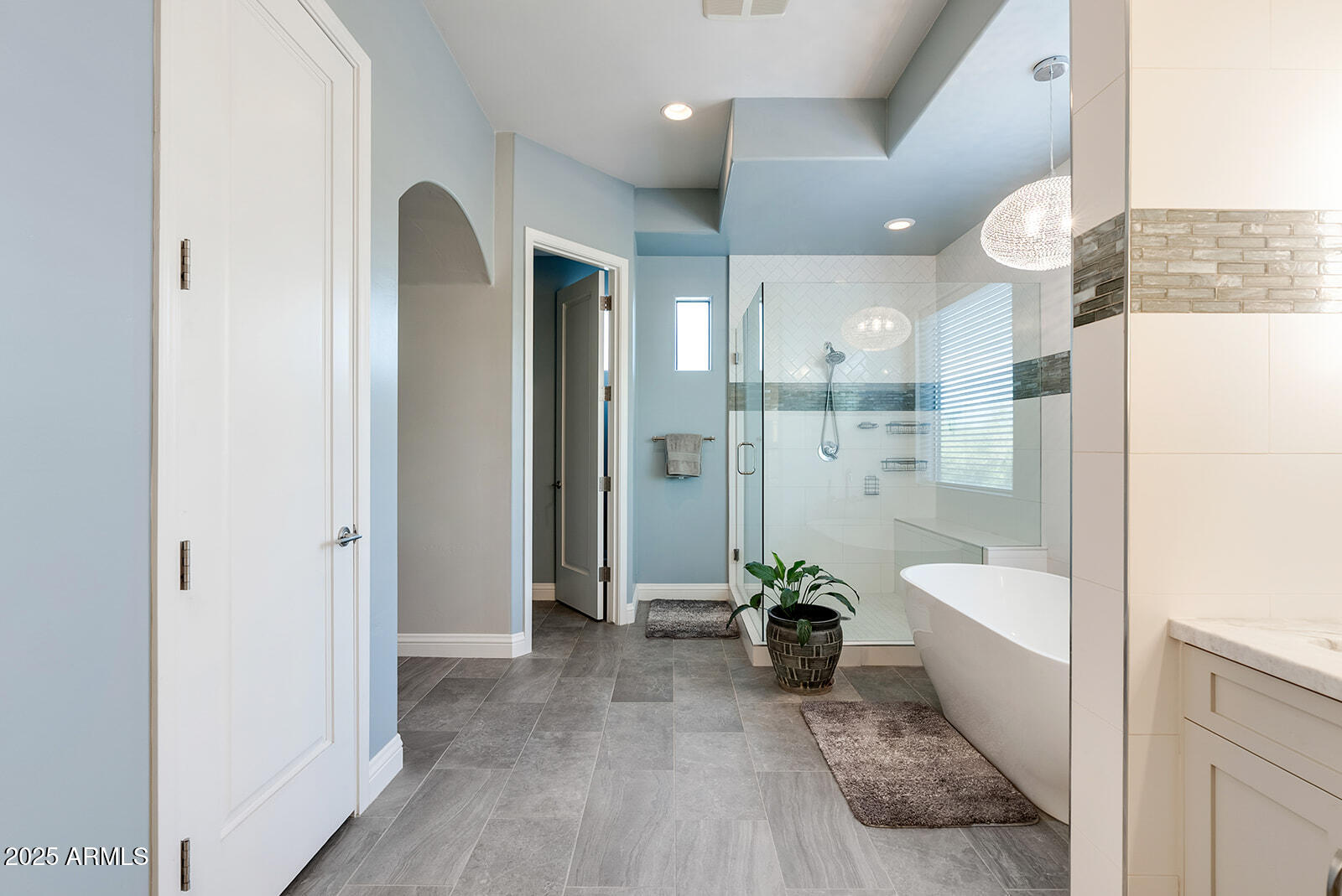 8705 South 24th Place Phoenix, AZ 85042 - Photo 32 of 43 a bathroom with a tub shower and mirror