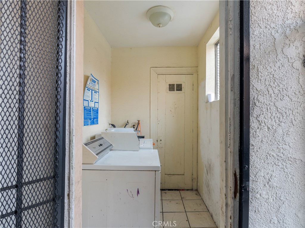 1211 Hoffman Avenue Long Beach, CA 90813 - Photo 22 of 33 a utility room with dryer and washer