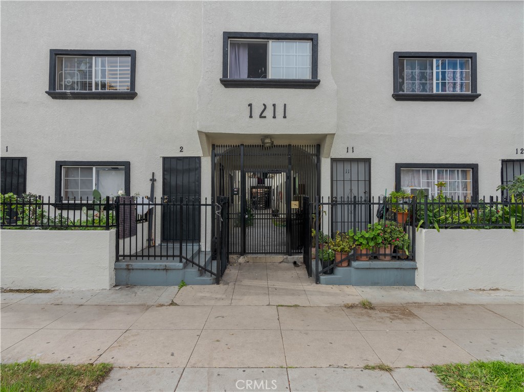 1211 Hoffman Avenue Long Beach, CA 90813 - Photo 30 of 33 a view of a house with entryway