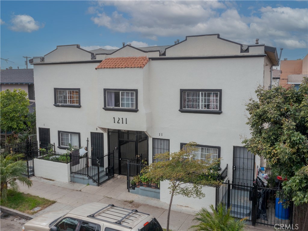 1211 Hoffman Avenue Long Beach, CA 90813 - Photo 3 of 33 a front view of a house with garden