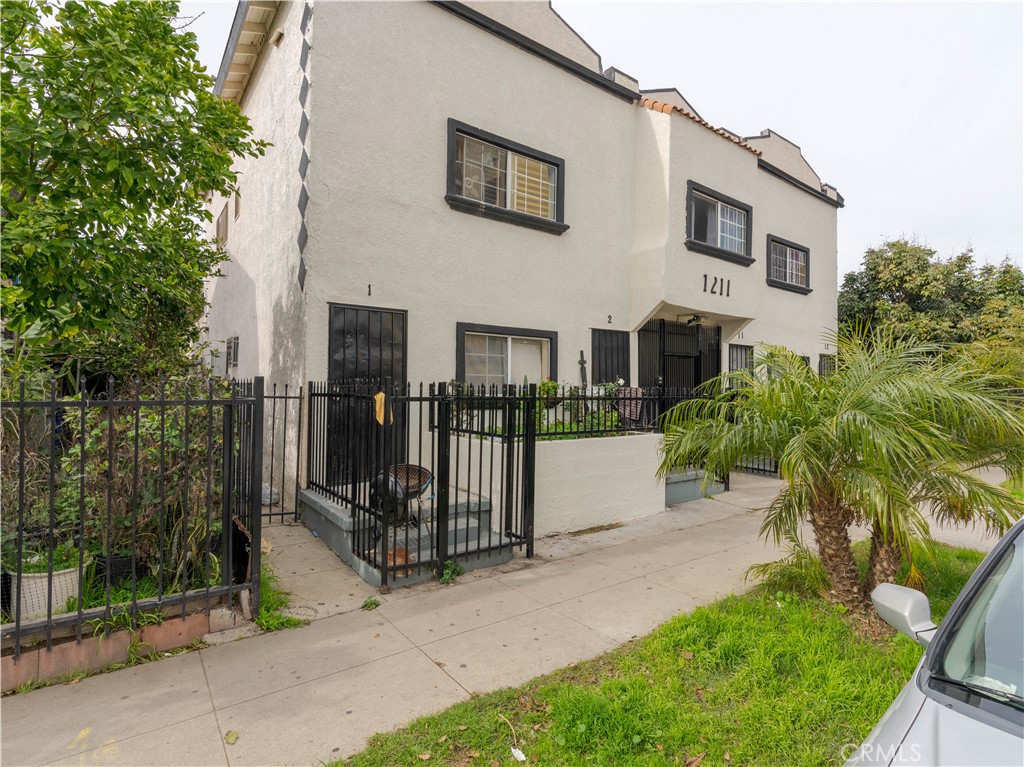 1211 Hoffman Avenue Long Beach, CA 90813 - Photo 31 of 33 a view of a house with backyard and garden