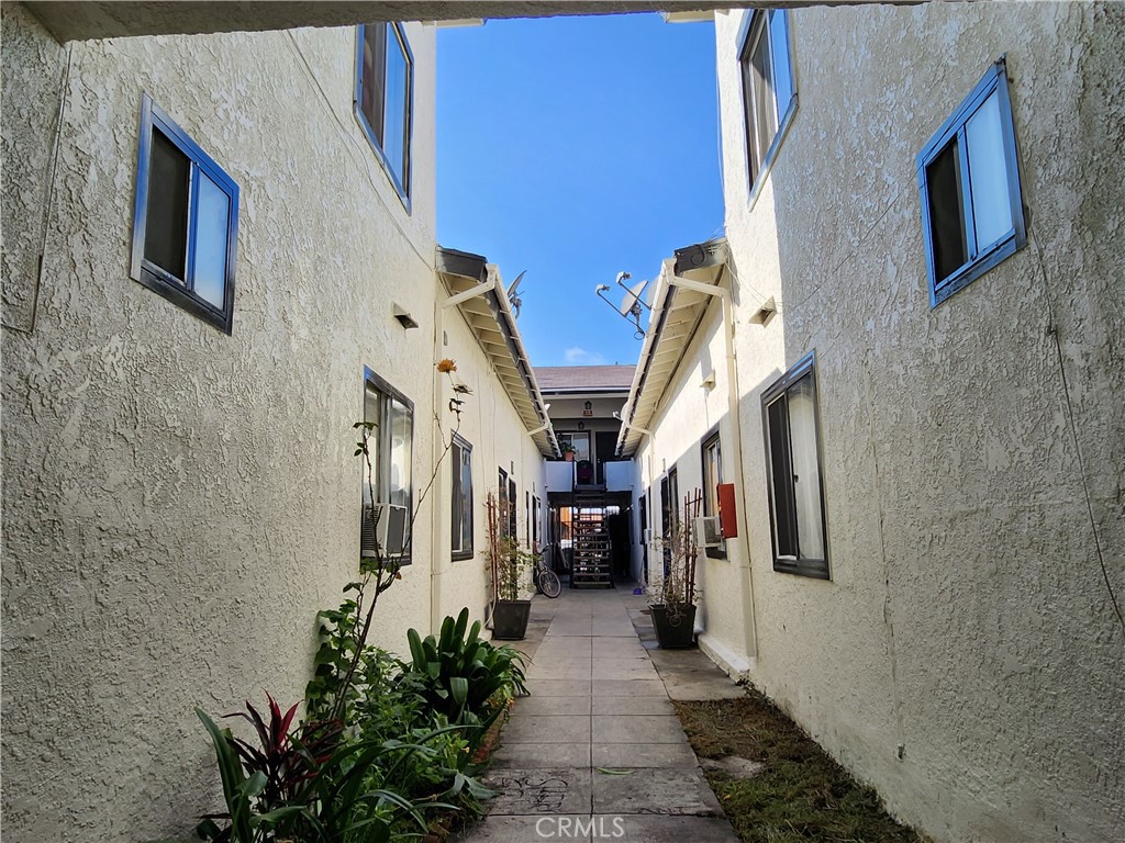 1211 Hoffman Avenue Long Beach, CA 90813 - Photo 6 of 33 a hallway with windows