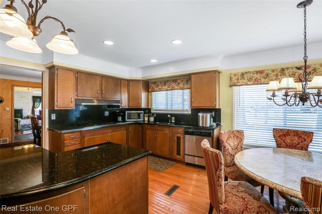 470 Cook Road Grosse Pointe Woods, MI 48236 - Photo 9 of 47