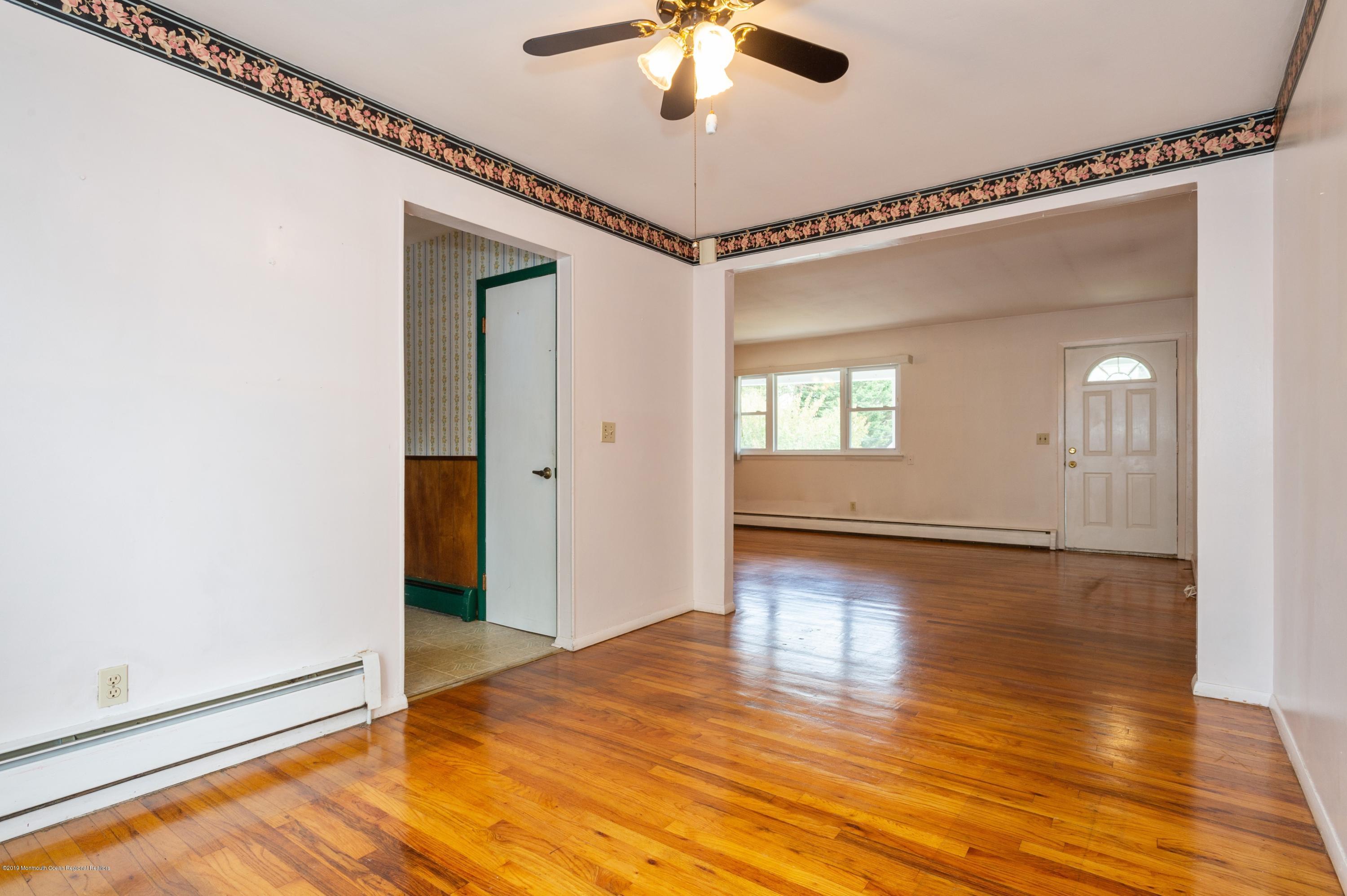526 Silverton Road Brick, NJ 08723 - Photo 4 of 17 07_526SilvertonRd_370_DiningArea2_HiRes