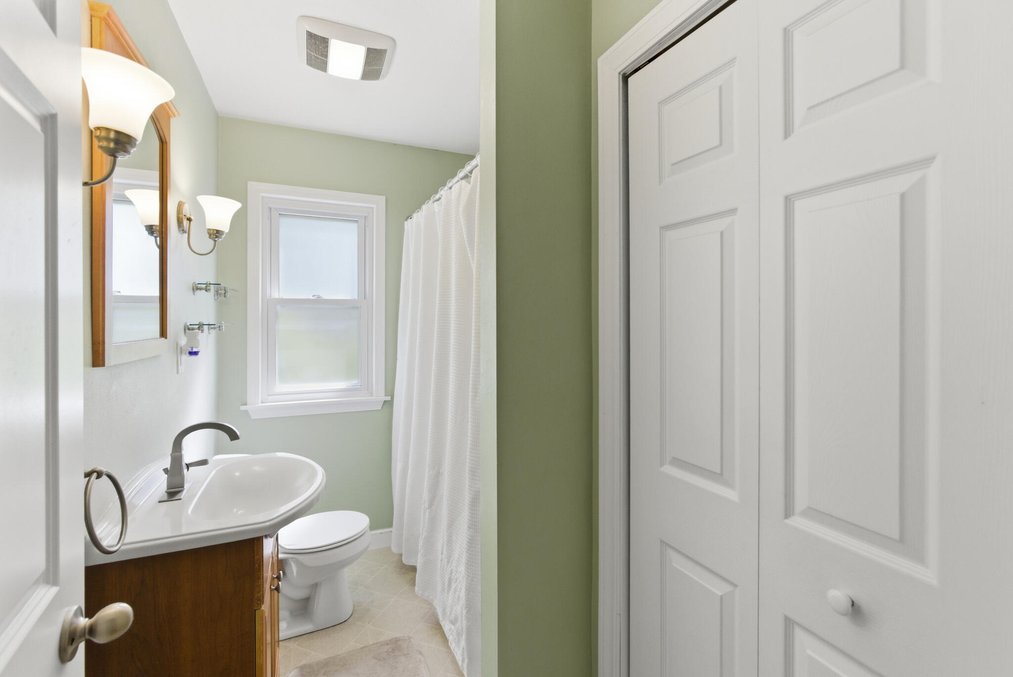 12215 West Mc Shane Road Franklin, WI 53132 - Photo 14 of 25 Bathroom